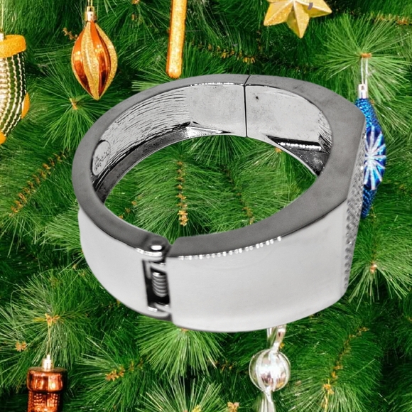 👣4/$20. Lia Sophia Silver Tone Chunky Bracelet - Picture 3 of 5